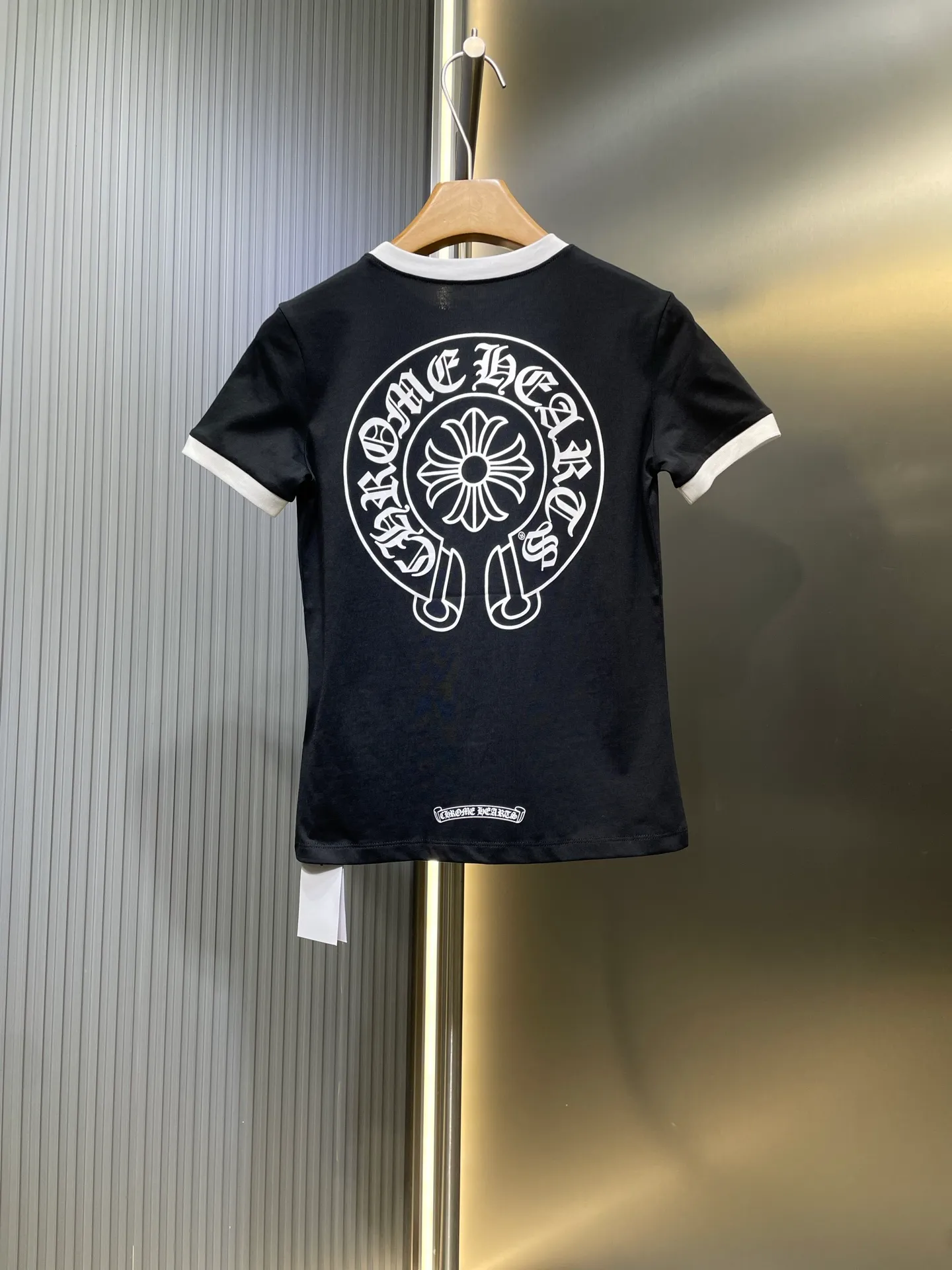 P240 Chrome Hearts 🌟[Top original order] Sanskrit color-blocked short-sleeved fabric: cotton fabric Process: printing production version: fit version Weight: about 140 grams Description: According to YB custom-dyed thread and large body fabric, the printing is hand-printed, contrasting color design The upper body effect is excellent, the overall routing is straight and delicate, the fabric is comfortable and soft, the color is consistent and there is no color difference, it can be matched with the same style to create a fashionable look, and can be used in various occasions, customized accessories, complete with three standards, the same style for men and women!  size：s m l